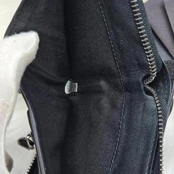 🎁Valentino Garavani Black  Leather Strap Walllet🎁 - Picture 10 of 17